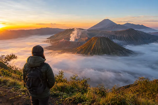 Sopka Bromo nad morom hmly pri východe slnka