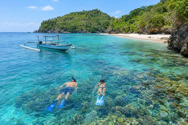 Šnorchlovanie nad koralmi v priezračnej zátoke na východe Bali