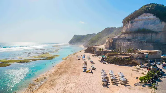 Pláž pod vápencovými útesmi na juhu Bali