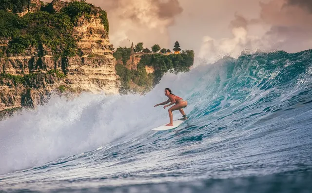Surfer na vlne pod útesom