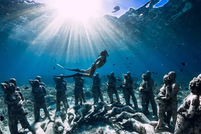 Podmorské sochy pri Gili Meno