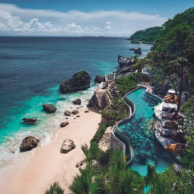 Vue aérienne d’une côte avec plage et piscines