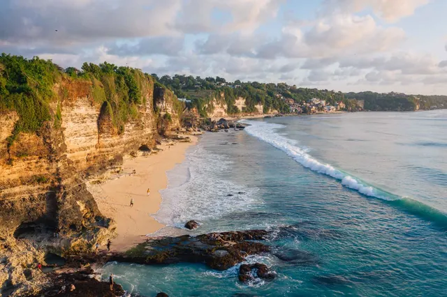Pláž pod útesmi na juhu Bali
