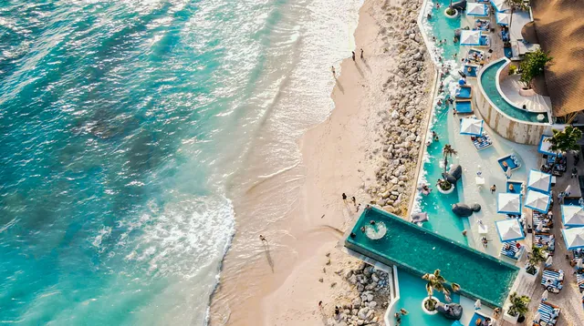 Beach club pri pláži z vtáčej perspektívy