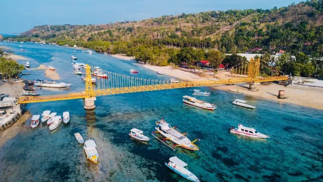 Žltý most medzi Nusa Lembongan a Nusa Ceningan