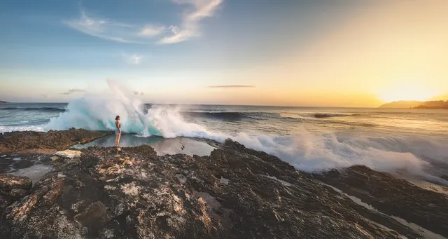 Vlny pri útesoch Devil's Tear na Nusa Lembongan