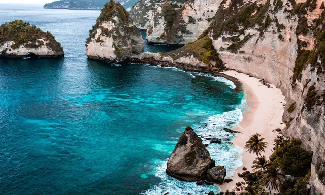 Diamond Beach a vápencové skaly