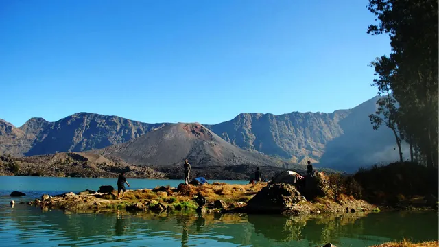 Kráterové jazero Segara Anak pod sopkou Rinjani