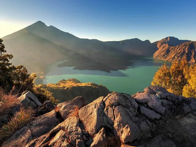 Výhľad z hrebeňa Rinjani na jazero