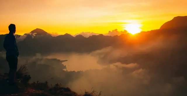 Východ slnka nad oblakmi na Rinjani