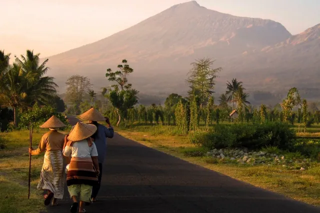 Cesta pod sopkou Rinjani