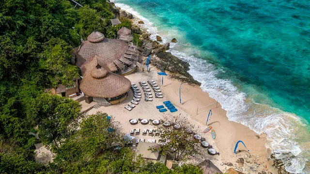 Beach club pri pláži na juhu Bali z vtáčej perspektívy