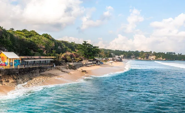Pláž s reštauráciami na pobreží Bali