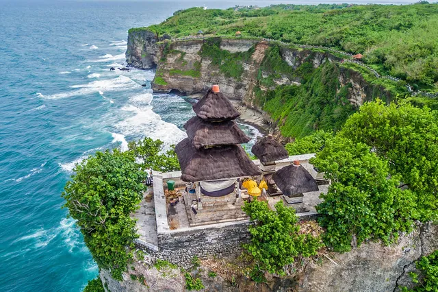 Chrám Uluwatu na útese nad oceánom