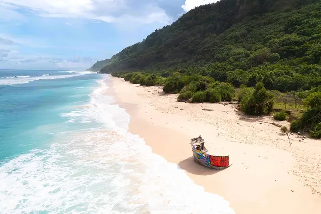 A quieter beach below the cliffs
